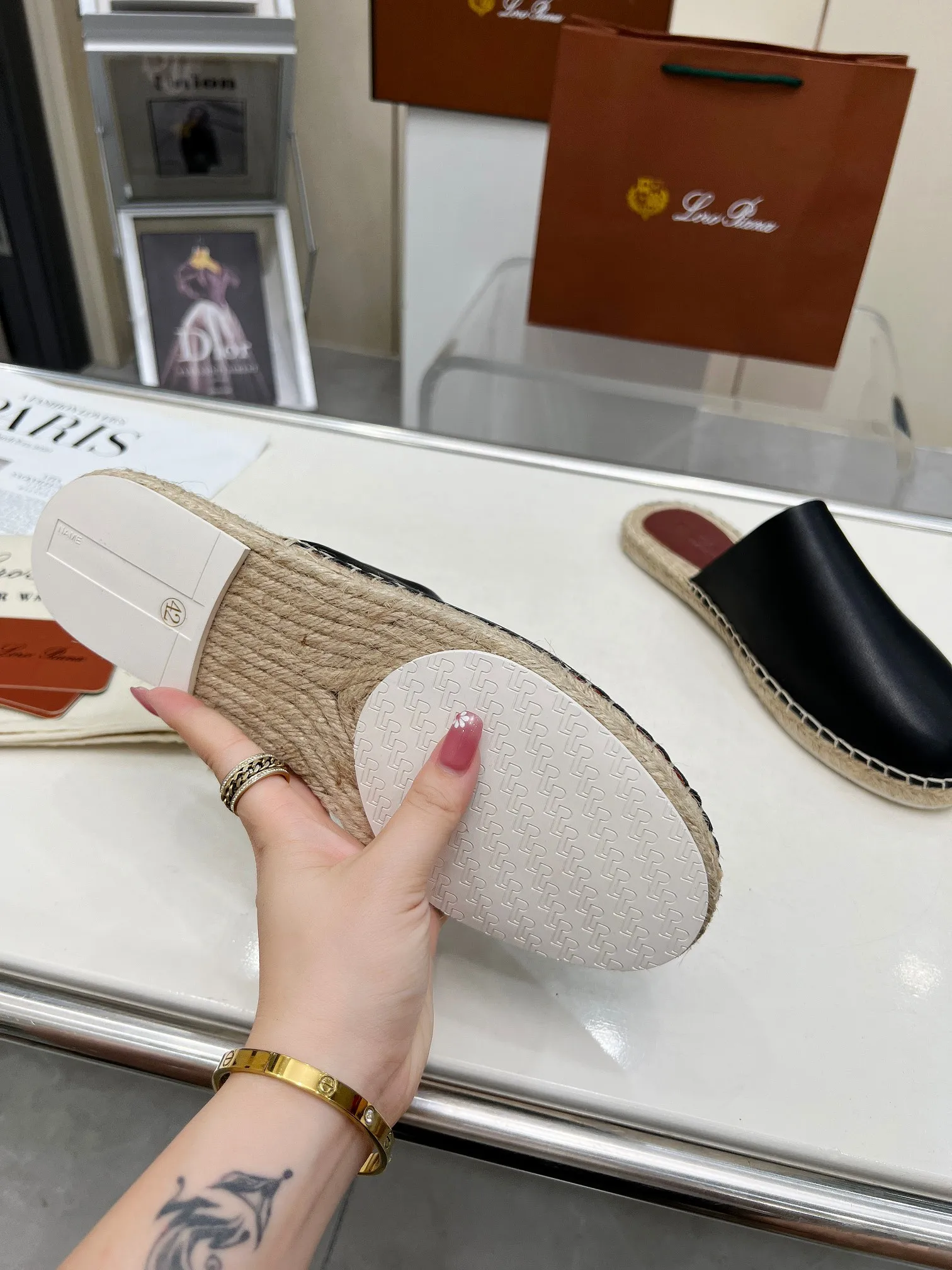Men's men's shoes 💰520 🧚‍♂️.Loro Piana*👉Top genuine high-end fisherman's shoes and half-drag style👉Buy the original 1:1 copy💯💯💯 Founded the existing Loro Piana company on April 24, 1924. It is now the sixth generation of family business, providing high-quality products to customers who are discerning about taste and quality. ❤️Imported calfskin fabric. The lining is made of A-grade sweat-absorbent and breathable lining. 💯💯💯 Purely handmade. 💯Authentic packaging. Original one-to-one molded outsole. The favorite sandals of Middle Eastern tycoons. Code number: 39-46.